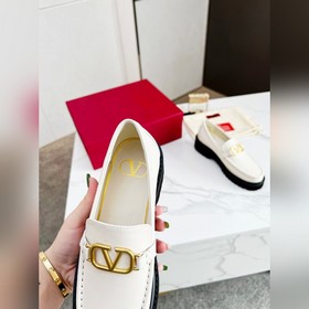 Новые лофейки Valentino с логотипом V Комфорт и мода в одном, лег