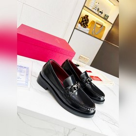 Новые лофейки Valentino с логотипом V Комфорт и мода в одном, лег