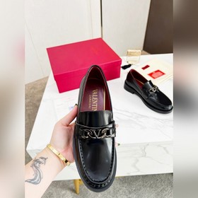 Новые лофейки Valentino с логотипом V Комфорт и мода в одном, лег