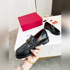 Новые лофейки Valentino с логотипом V Комфорт и мода в одном, лег
