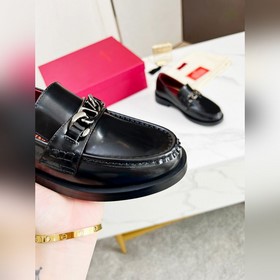 Новые лофейки Valentino с логотипом V Комфорт и мода в одном, лег