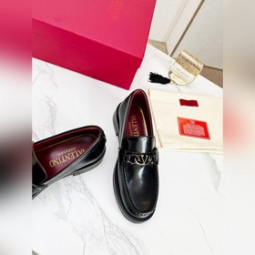 Новые лофейки Valentino с логотипом V Комфорт и мода в одном, лег