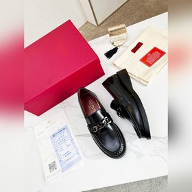 Новые лофейки Valentino с логотипом V Комфорт и мода в одном, лег