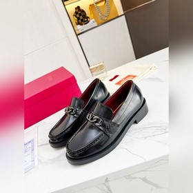 Новые лофейки Valentino с логотипом V Комфорт и мода в одном, лег
