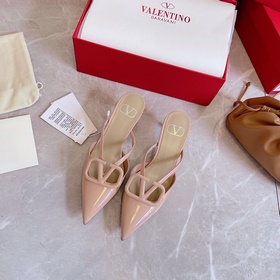 Valentino Большая V-образная пряжка на сандалиях из последней кол