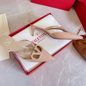 Valentino Большая V-образная пряжка на сандалиях из последней кол