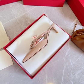 Valentino Большая V-образная пряжка на сандалиях из последней кол