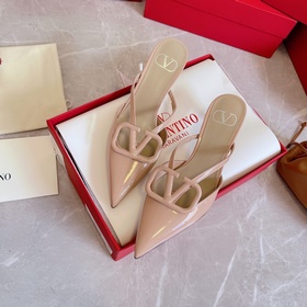 Valentino Большая V-образная пряжка на сандалиях из последней кол