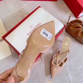 Valentino Большая V-образная пряжка на сандалиях из последней кол