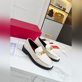 Новые лофейки Valentino с логотипом V Комфорт и мода в одном, лег