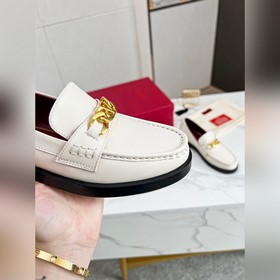 Новые лофейки Valentino с логотипом V Комфорт и мода в одном, лег