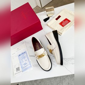 Новые лофейки Valentino с логотипом V Комфорт и мода в одном, лег