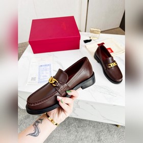 Новые лодочки Valentino с логотипом V Комфорт и мода в одном, лег