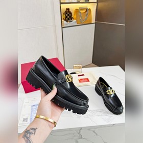 Новые лофейки Valentino с логотипом V Комфорт и мода в одном, лег