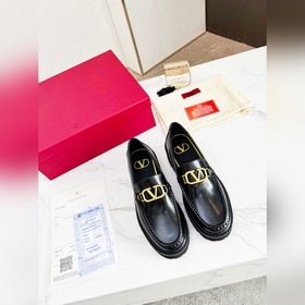 Новые лофейки Valentino с логотипом V Комфорт и мода в одном, лег