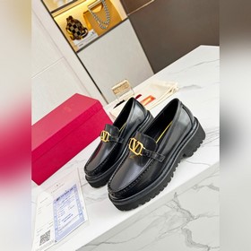 Новые лофейки Valentino с логотипом V Комфорт и мода в одном, лег