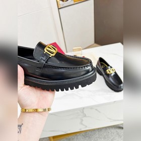 Новые лофейки Valentino с логотипом V Комфорт и мода в одном, лег