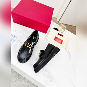 Новые лофейки Valentino с логотипом V Комфорт и мода в одном, лег