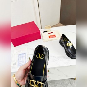 Новые лофейки Valentino с логотипом V Комфорт и мода в одном, лег
