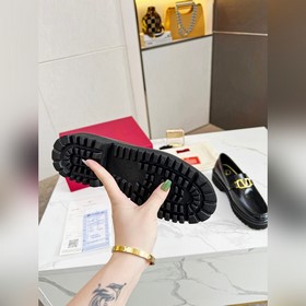 Новые лофейки Valentino с логотипом V Комфорт и мода в одном, лег