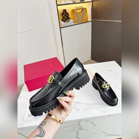 Новые лофейки Valentino с логотипом V Комфорт и мода в одном, лег