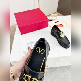 Новые лофейки Valentino с логотипом V Комфорт и мода в одном, лег