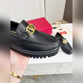 Новые лофейки Valentino с логотипом V Комфорт и мода в одном, лег