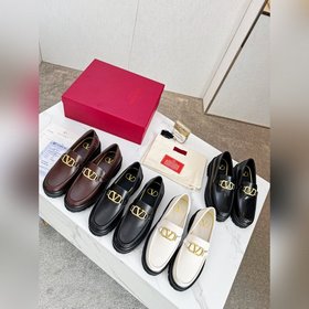 Новые лофейки Valentino с логотипом V Комфорт и мода в одном, лег
