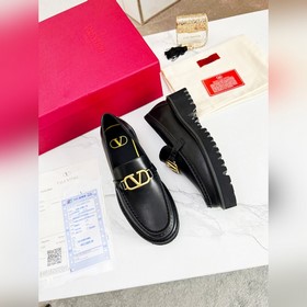 Новые лофейки Valentino с логотипом V Комфорт и мода в одном, лег