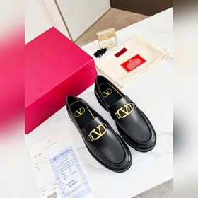 Новые лофейки Valentino с логотипом V Комфорт и мода в одном, лег