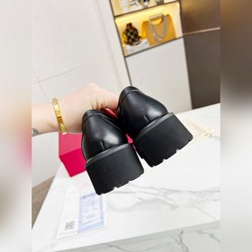 Новые лофейки Valentino с логотипом V Комфорт и мода в одном, лег