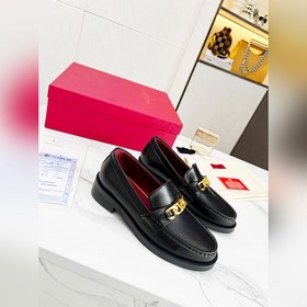 Новые лофейки Valentino с логотипом V Комфорт и мода в одном, лег