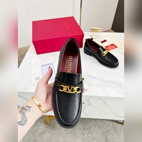Новые лофейки Valentino с логотипом V Комфорт и мода в одном, лег
