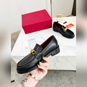 Новые лофейки Valentino с логотипом V Комфорт и мода в одном, лег