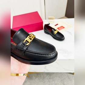 Новые лофейки Valentino с логотипом V Комфорт и мода в одном, лег
