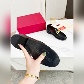Новые лофейки Valentino с логотипом V Комфорт и мода в одном, лег