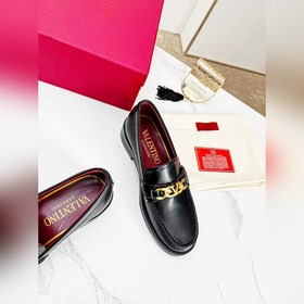Новые лофейки Valentino с логотипом V Комфорт и мода в одном, лег