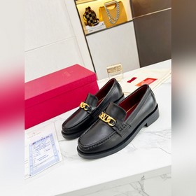 Новые лофейки Valentino с логотипом V Комфорт и мода в одном, лег