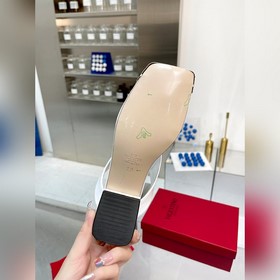 Новая модель Valentino весны 2023 года, кожаный верх, меховая под