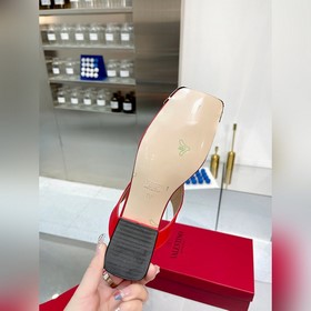 Новая модель Valentino весны 2023 года, кожаный верх, меховая под