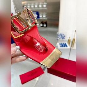 Новая модель Valentino весны 2023 года, кожаный верх, меховая под
