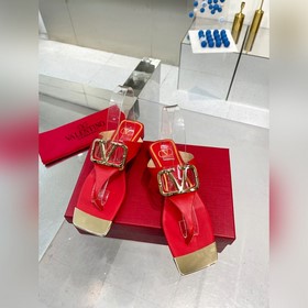 Новая модель Valentino весны 2023 года, кожаный верх, меховая под