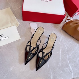 Valentino Большая V-образная пряжка на сандалиях из последней кол
