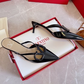 Valentino Большая V-образная пряжка на сандалиях из последней кол