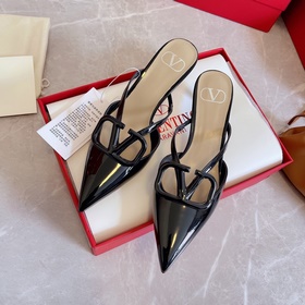 Valentino Большая V-образная пряжка на сандалиях из последней кол