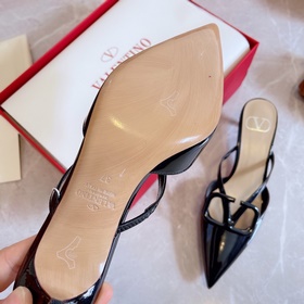 Valentino Большая V-образная пряжка на сандалиях из последней кол