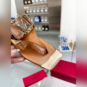 Новая модель Valentino весны 2023 года, кожаный верх, меховая под