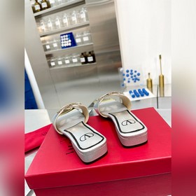 Новая модель Valentino весны 2023 года, кожаный верх, меховая под