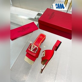 Новая модель Valentino весны 2023 года, кожаный верх, меховая под