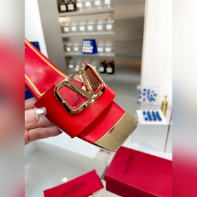 Новая модель Valentino весны 2023 года, кожаный верх, меховая под